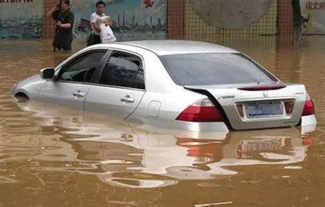 河南汝州昨夜遭遇中到大雨侵袭 车辆在雨雾中行驶-天气图集-中国天气网
