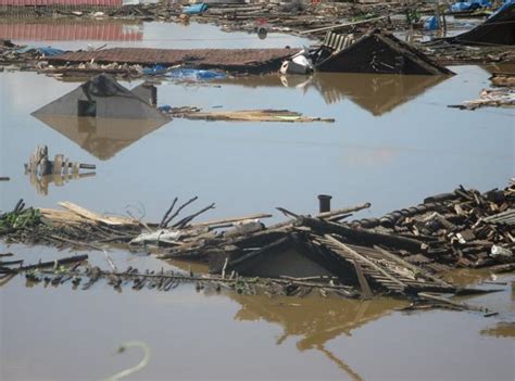 洪水淹没村庄，瞬间房屋全毁！视频拍下悲剧的全过程