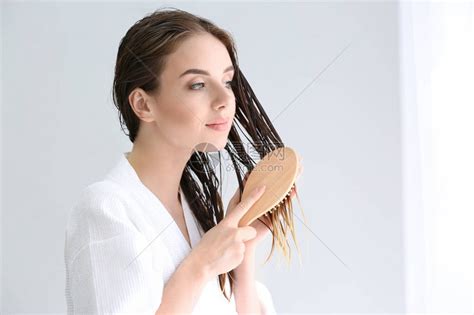 美丽的年轻女子在家洗头高清图片下载-正版图片504366802-摄图网