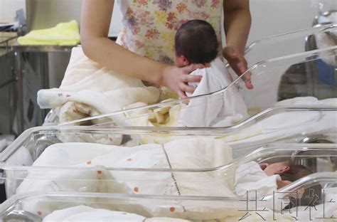 日本2022年新生儿数跌破80万，出生率7连降|日本_新浪新闻
