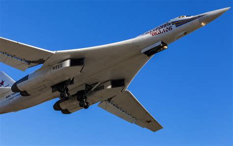 首现非洲！俄军图-160轰炸机飞抵南非 - 中国军网