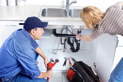穿制服的水管工在房子周围修理家居服务高清图片下载-正版图片302544260-摄图网