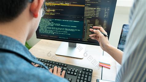 男人程序员工作在电脑上与屏幕上的插图代码。程序员编写代码插画图片素材_ID:317602597-Veer图库