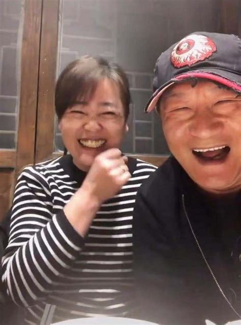 《笑脸》原唱谢东，55岁娶妻，58岁农村商演，自爆出场费60__财经头条