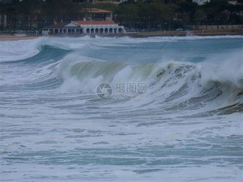 大浪拍打着海岸的沙子和岩石高清图片下载-正版图片506034596-摄图网