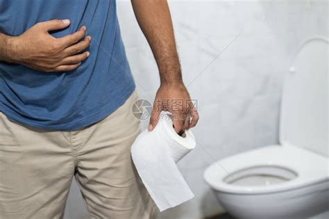 一个男人有腹泻高清图片下载-正版图片504118028-摄图网