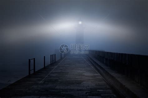 大雾之夜的河口灯塔高清图片下载-正版图片504883549-摄图网