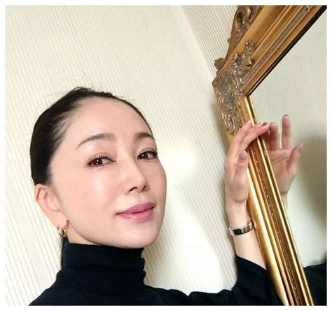 日本熟女阿姨坂村薰，52岁完胜39岁容颜，外形神似金喜爱