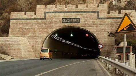郑州京广路隧道加装逃生梯，邻妹妹现场体验-大河新闻