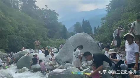 四川彭州山洪已致7人死亡 实拍社区干部朝游客大喊“涨水了赶快走”