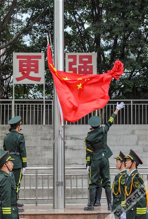 走正步，升国旗 ，50名成都小学生向锦城学院国旗护卫队“取经”-搜狐大视野-搜狐新闻