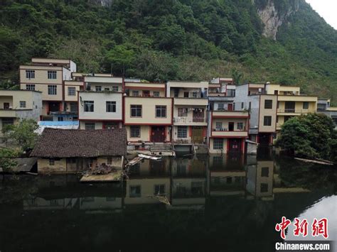 广西一村庄被淹成“水村” 民众乘竹筏出行