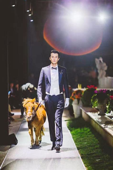 国内顶尖设计师在西安首秀国际时尚服装视觉盛宴 – 纺织科技杂志