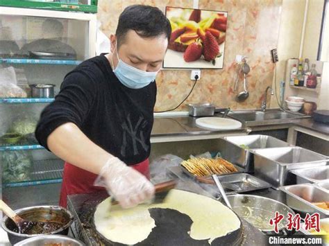 甘肃小伙新疆创业当老板 煎饼摊开致富路 -名城苏州新闻中心