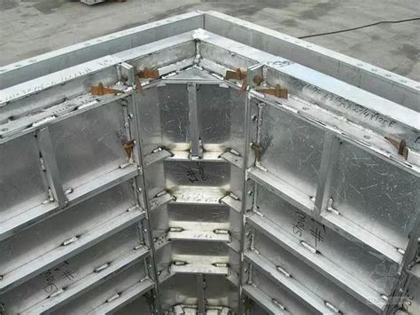 一种组装式集成钢筋免拆模板现浇构件及其施工方法与流程