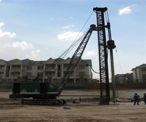 中国水利水电第八工程局有限公司 一线动态 深圳东宝河停车场首根型钢柱吊装成功