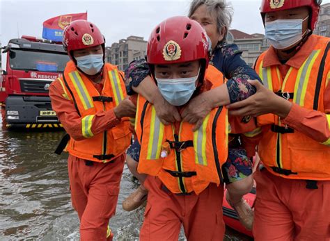 惊险！宜宾一醉酒老人强行过河被洪水冲走，救起后被立案处理 - 上游新闻·汇聚向上的力量