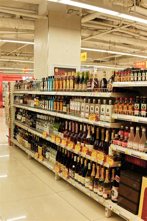 酒水室内酒超市消费购物摄影图配图高清摄影大图-千库网