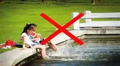 活跃的小男孩在河边玩纸船高清图片下载-正版图片507268985-摄图网