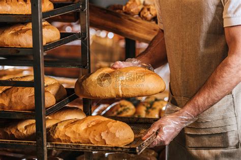 面包店老板夫妇制作面包高清图片下载-正版图片502019200-摄图网