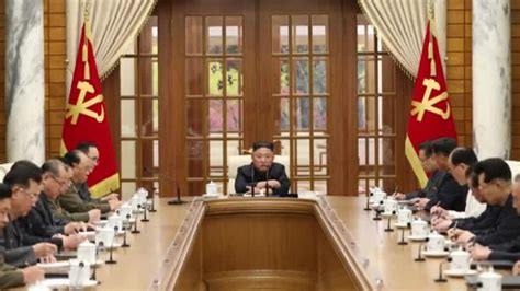 金正恩近1个月首次公开露面，主持朝鲜劳动党政治局会议_凤凰网视频_凤凰网