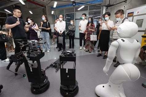 人工智能机器人概述_广州澳博信息科技有限公司_送餐机器人_迎宾机器人_营销广告机器人_服务机器人