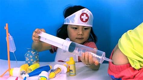三明4岁“熊孩子”举着凳子找医生，结果消防也来了……