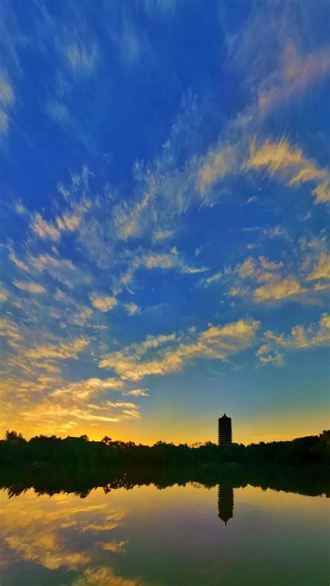 秋日干净通透天空中的蓝天白云,天空云彩,自然风景,摄影素材,汇图网www.huitu.com