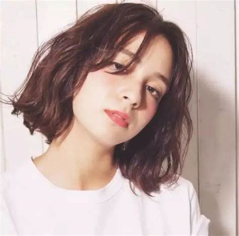 圆脸发型甜美女生头像