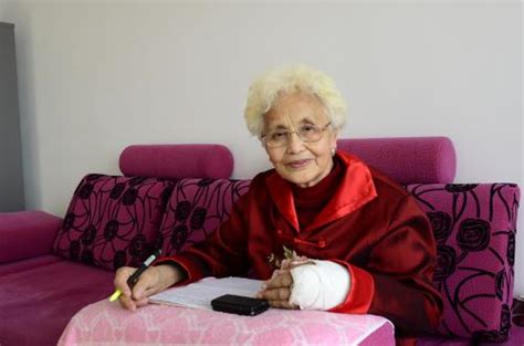 一位非常有名的“网红作家”姜淑梅：60岁学认字 75岁学写作_社会_中国小康网