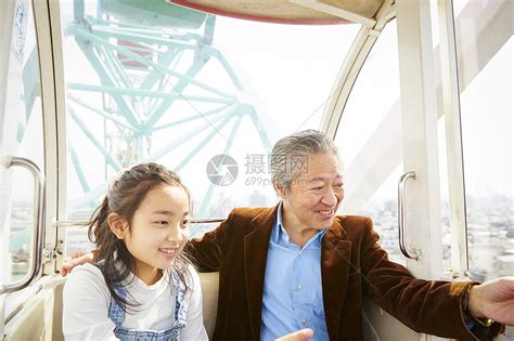 爷爷和孙女在公园高清摄影大图-千库网