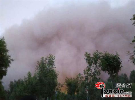 组图：新疆喀什强沙尘暴似灾难大片 警察蜀黍成“土人”