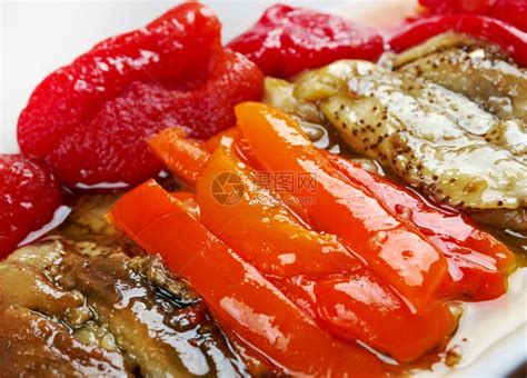 小吃加泰罗尼亚语西班牙Escalivada传统加泰罗尼亚菜熏烤煎茄子和配橄榄油的胡椒高清图片下载-正版图片307547177-摄图网