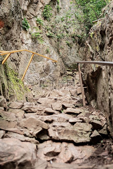 女徒步旅行者到达山顶周末冒险的灵感和动力女跑步者或登山者在西班牙加那利群岛特内里费岛的岩石小路上看着鼓高清图片下载-正版图片503537545-摄图网