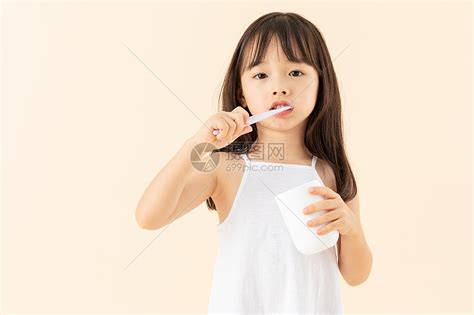 一个亚洲小孩在浴室里刷牙。日常健康和牙科护理的概念—高清视频下载、购买_视觉中国视频素材中心