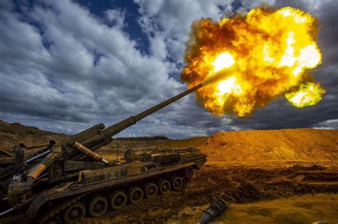 俄罗斯2S7M“马尔卡”203毫米重型火炮在行动！__财经头条
