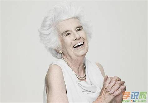 气质白发老人图片-欧莱凯设计网