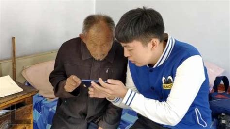 小伙5年拍摄45位老兵10万张照片：当自己亲爷爷 记录晚年生活_凤凰网视频_凤凰网