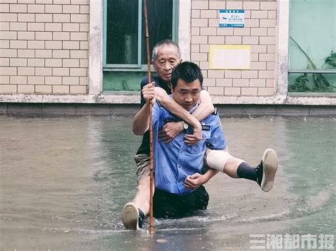 暴雨来袭！民警从齐腰深的水中背出4位老人 - 城事 - 新湖南