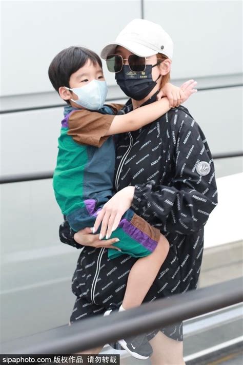 谢楠带儿子现身首都机场 小朋友紧紧抱住妈妈画面温馨_新浪图片