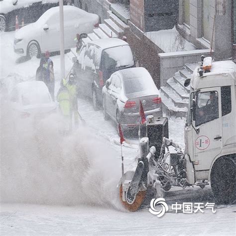 哈尔滨遭遇降雪侵袭 道路积雪能见度差影响交通-图片-中国天气网