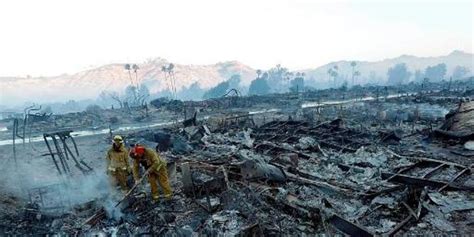 美国加州山火持续肆虐 出动消防员和直升机灭火