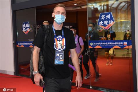 上港一球迷会发公告除名两名和申花球员曹赟定合影的会员 - 周到上海