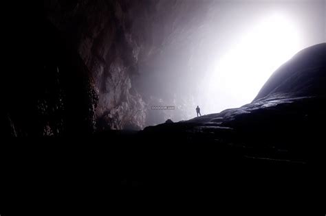 一个人站在洞穴口感受着阳光的温暖探索者自然的奥秘