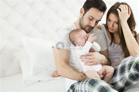 有刚出生的女婴的幸福家庭高清图片下载-正版图片502987763-摄图网