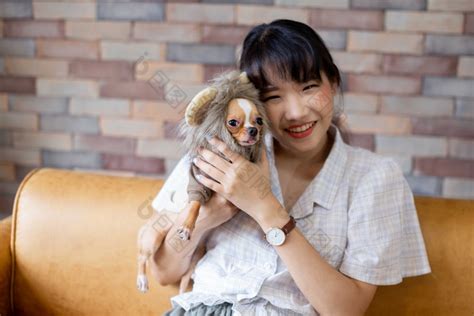 甜美女生头像抱着狗图片