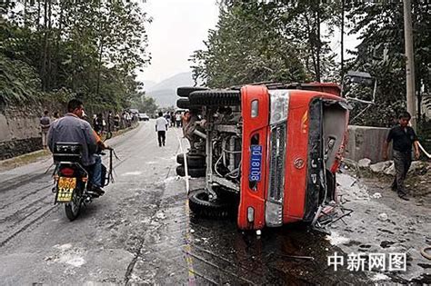 广西桂林发生重大交通事故疑致5死现场一片狼藉目前道路封闭_腾讯视频