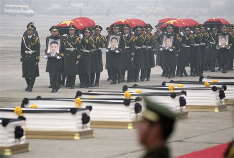 运送八位遇难中国维和警察遗体的灵柩包机抵达机场_新浪图集_新浪网