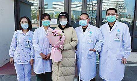 数十名医护“组团”抢救小生命 新冠肺炎孕妇治愈出院 - 苏州市人民政府