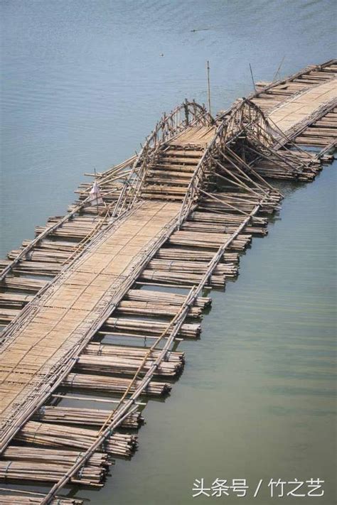 2018年4月日南汉河上手工制作的竹桥将当地小村庄与古老的历史区连接起来高清图片下载-正版图片303521781-摄图网